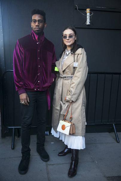 Stylish attendees gathering outside 180 The Strand for London Fashion Week. - Foto, imagen