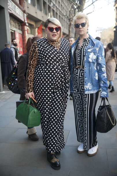 Stylish attendees gathering outside 180 The Strand for London Fashion Week. - Zdjęcie, obraz