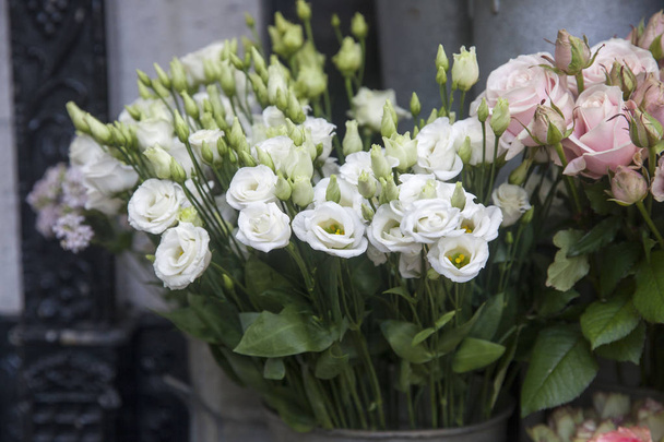 eustoma in a bouquet for wedding ceremonies for sale - Valokuva, kuva