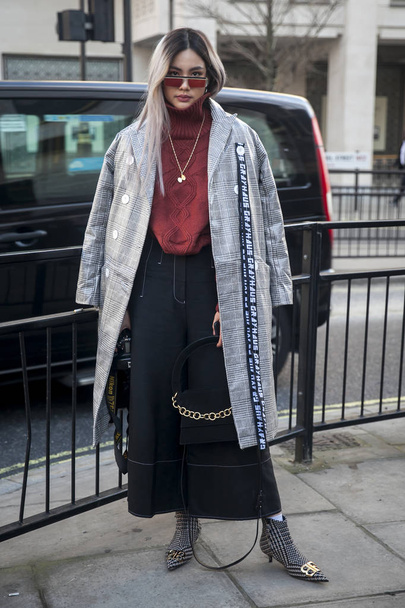 Stylish attendees gathering outside 180 The Strand for London Fashion Week. - Foto, immagini