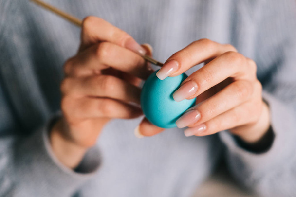 Hands of person painting the egg decoration for easter. - Foto, Imagen