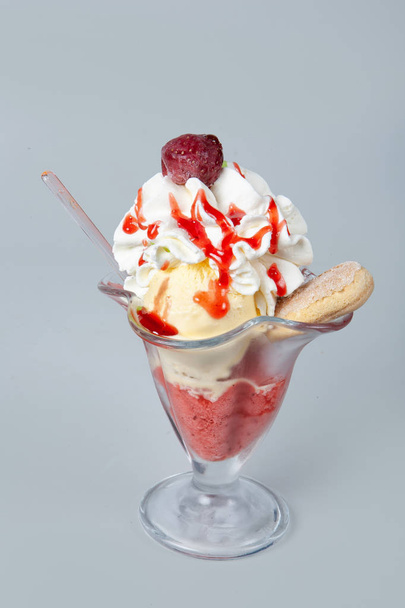 Icecream With Fruits - Foto, afbeelding