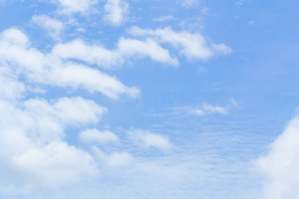 Fondo cielo azul con diminutas nubes. Blancas nubes esponjosas en el
 - Foto, Imagen