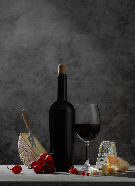 Auswahl an Wein und Käse - Foto, Bild