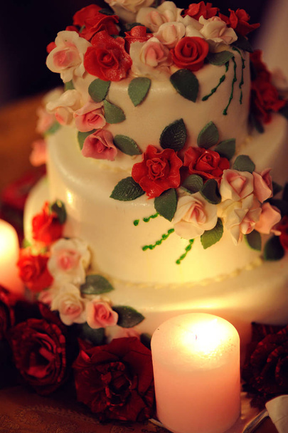 Bright wedding cake decorated with flowers  - Φωτογραφία, εικόνα