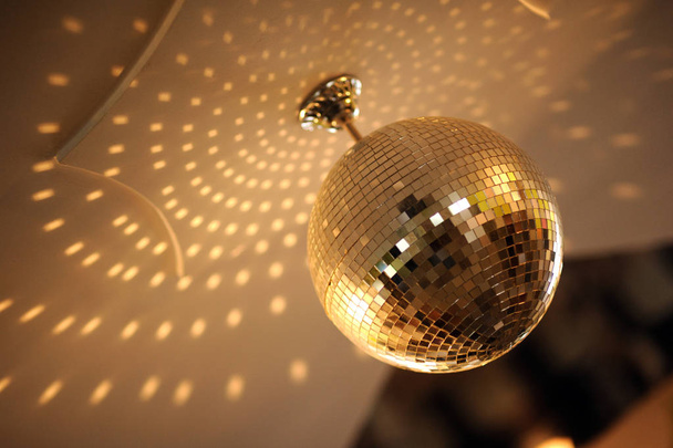 piękna dekoracja wnętrz dla klubu nocnego, disco ball - Zdjęcie, obraz