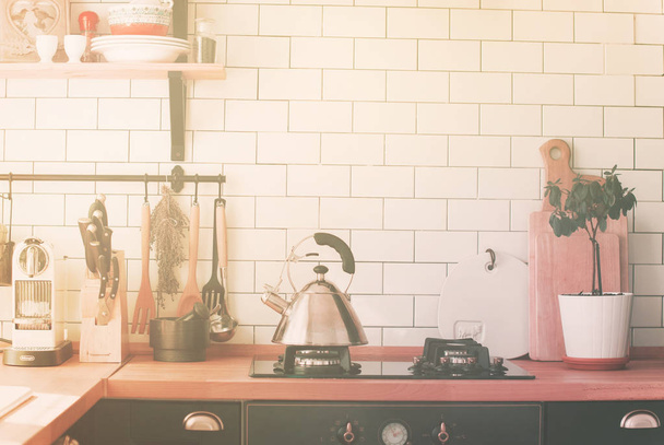 чайник плита стіл верхня зона приготування їжі домашня кухня
 - Фото, зображення