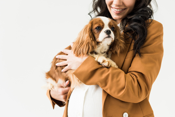 Przycięte widzenia roześmiany Kobieta w ciąży w brązowy płaszcz psa na białym tle - Zdjęcie, obraz