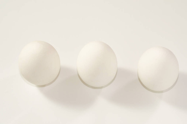 Μεγάλα άσπρα αυγά σε λευκό φόντο. - Φωτογραφία, εικόνα