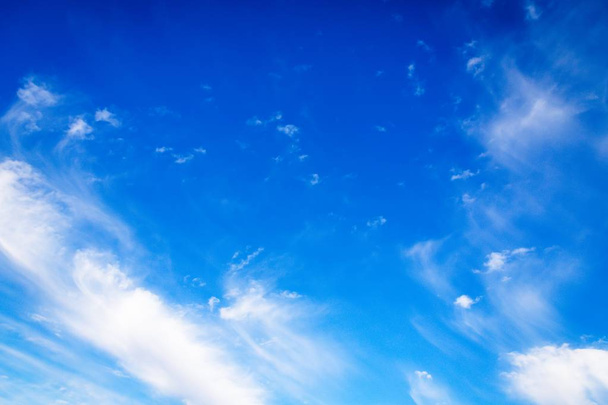 Голубое небо с кучевыми белыми облаками. Небесный фон - Фото, изображение