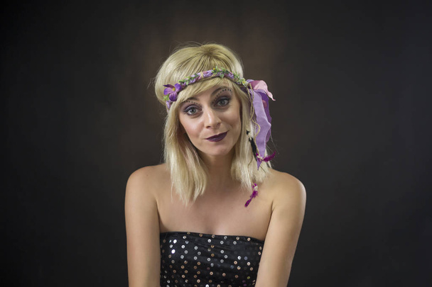 retrato de una hermosa mujer joven con diadema hippie
 - Foto, Imagen