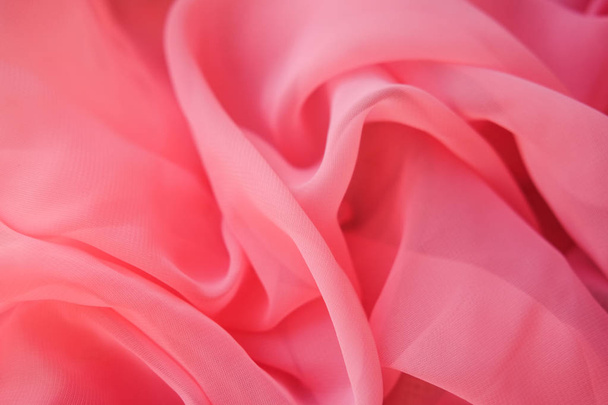 Vaaleanpunaiset Georgette-kankaat. Purppura rakenne laskostettu kangas
 - Valokuva, kuva