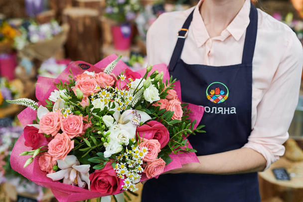 Ritratto a metà sezione di fiorista donna irriconoscibile che tiene un bellissimo bouquet di rose mentre lavora nel negozio di fiori, copiare lo spazio
 - Foto, immagini