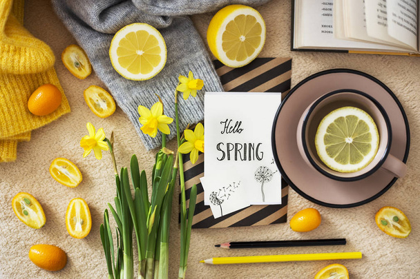 sárga nárcisz virág és teát háttérben - Fotó, kép