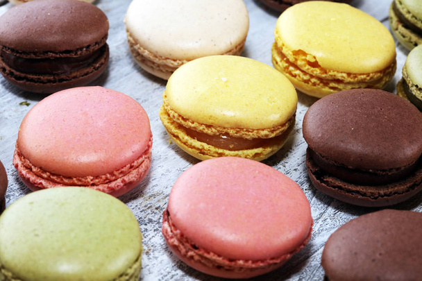 Macaroni francesi dolci e colorati o macaron su dorso bianco - Foto, immagini