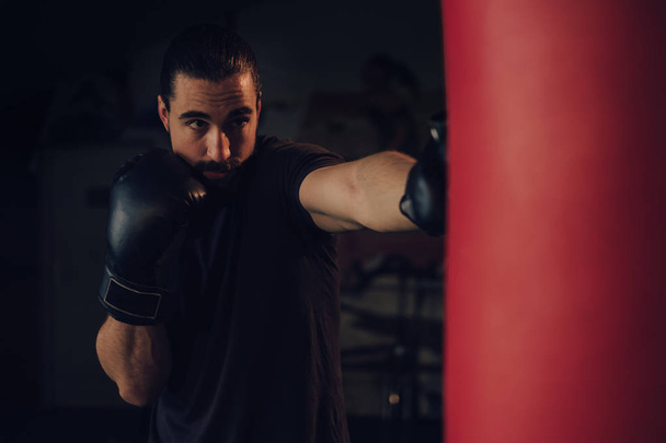 Boxer frapper le sac lourd avec jab avant
 - Photo, image