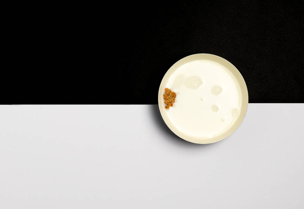 Café da manhã saudável com tigela de cerâmica cheia de leite e um pedaço
 - Foto, Imagem
