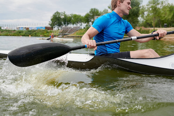 Blick auf einen jungen Mann Kajak fahren in rauen Fluss - Foto, Bild