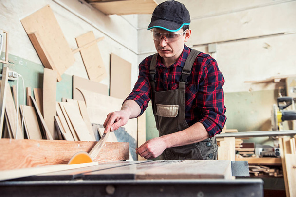 Travailleur charpentier coupe planche de bois
 - Photo, image