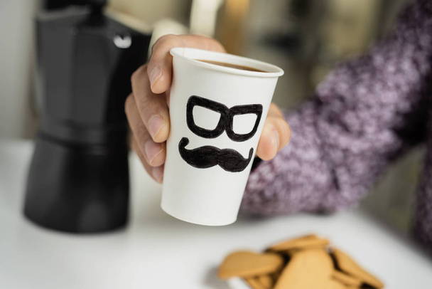 uomo con tazza di caffè con un volto da uomo
 - Foto, immagini