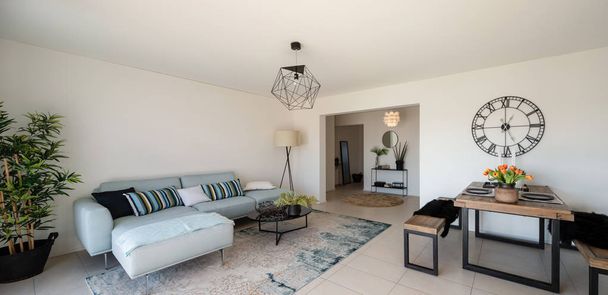 Sala de estar moderna com sofá designer e mesa de café
. - Foto, Imagem