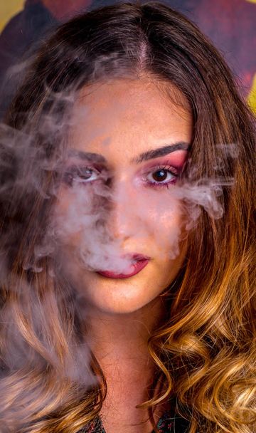 Dziewczyna palenia shisha z bliska - Zdjęcie, obraz