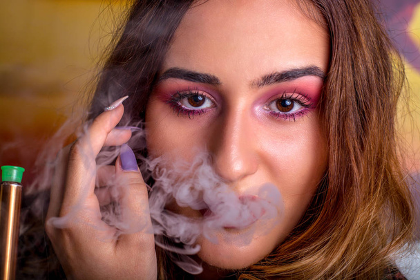 Meisje roken shisha close-up - Foto, afbeelding