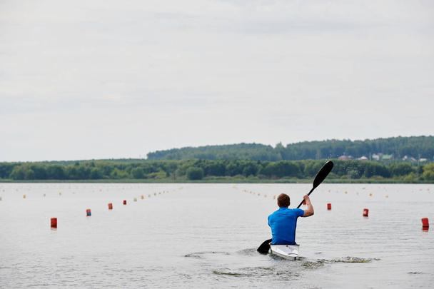Αθλητής στο κανό κωπηλασία στο ποτάμι - Φωτογραφία, εικόνα
