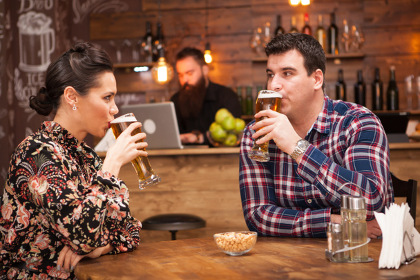 Romantik bir hipster barda bira içiyor ve bir tost ekmegi Çift. - Fotoğraf, Görsel