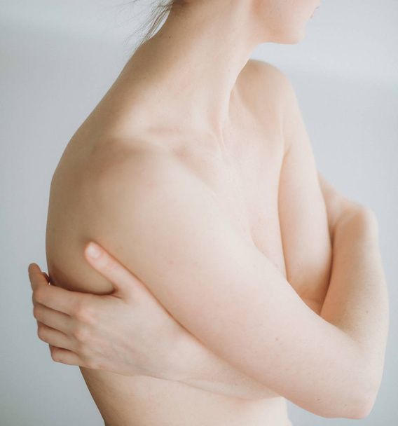 vrouw lichaam zachtjes terug schouders gezondheid wapens - Foto, afbeelding