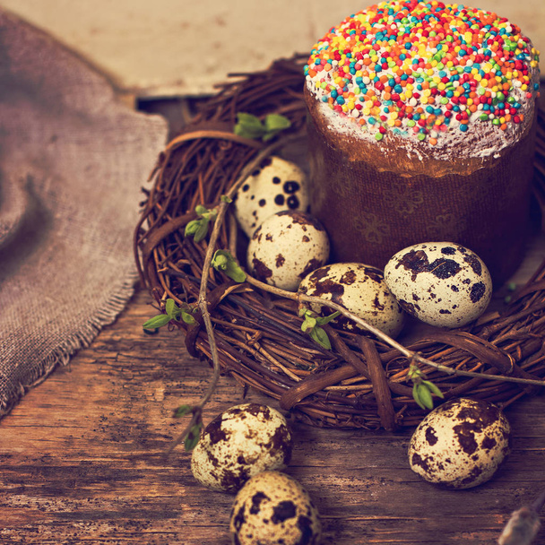 Naturaleza muerta de Pascua. Pastel de Pascua, huevos, conejo de Pascua, tarjeta de Pascua
 - Foto, imagen