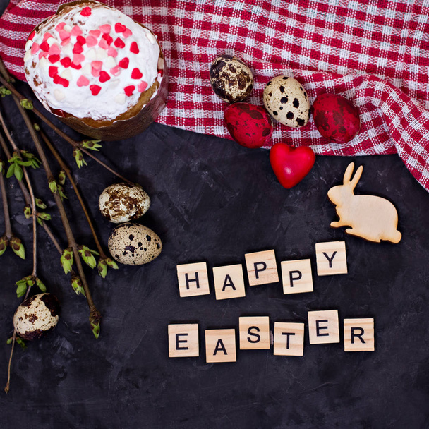 イースターの静物画。イースター ケーキ、卵、イースターのウサギ、イースター カード - 写真・画像