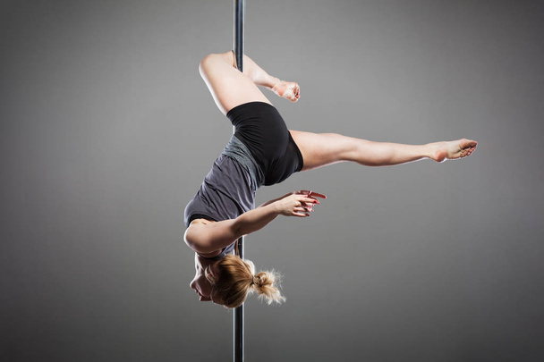 pole dance girl, pole fitness - Φωτογραφία, εικόνα