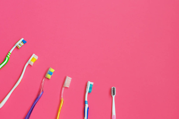 Set di diversi spazzolini da denti su sfondo rosa
. - Foto, immagini
