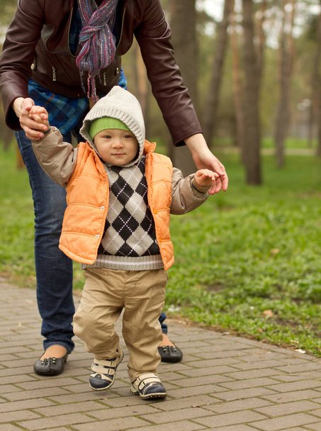 Дитина вчиться ходити в парку
 - Фото, зображення