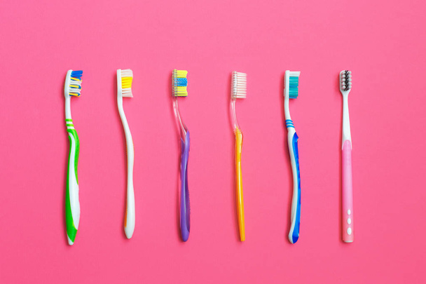 Set de diferentes cepillos de dientes sobre fondo rosa
. - Foto, imagen