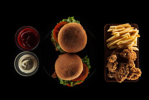 ylhäältä näkymä maukasta epäterveellistä ruokaa eristetty musta
 - Valokuva, kuva