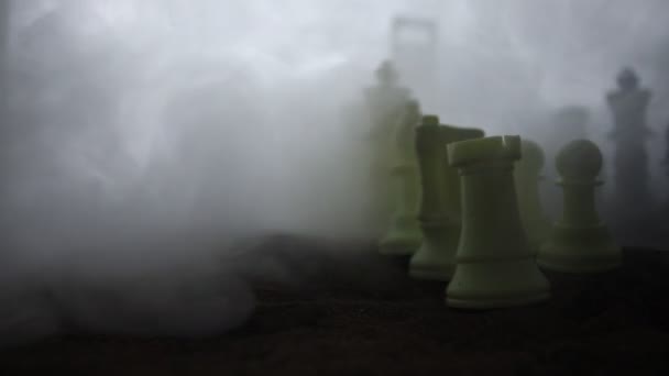 шахматные настольные игры концепция бизнес-идей и конкуренции и стратегических идей. Шахматные фигуры на шахматной доске на фоне тумана. Селективный фокус
 - Кадры, видео