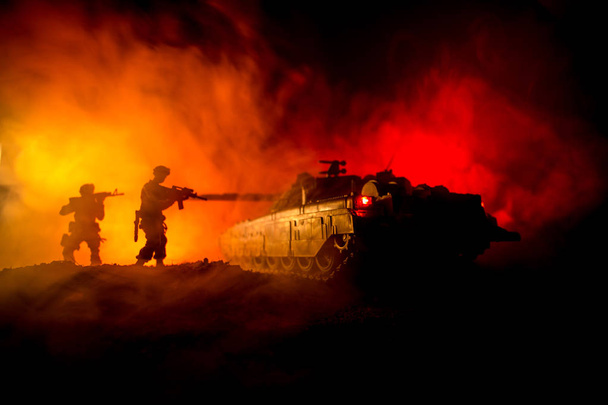 戦争の概念。戦争の霧空の背景夜曇りスカイラインの下装甲車のシルエットのシーンをかけて戦う軍のシルエット。攻撃シーン。タンクは戦う。アートワークの装飾 - 写真・画像
