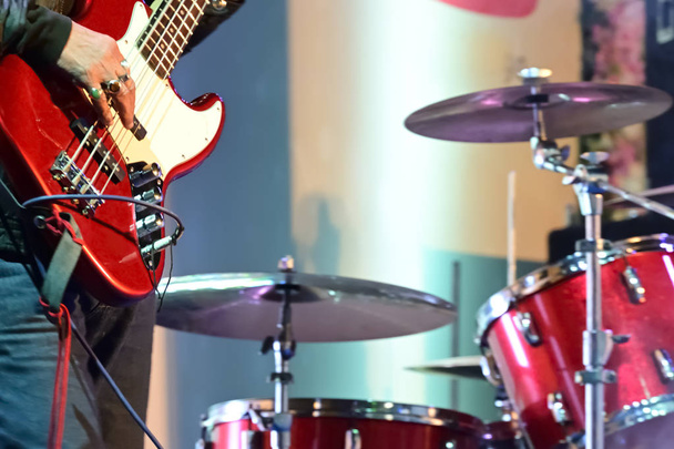 Close-up van gitarist gitaar spelen in live concert op het podium. - Foto, afbeelding