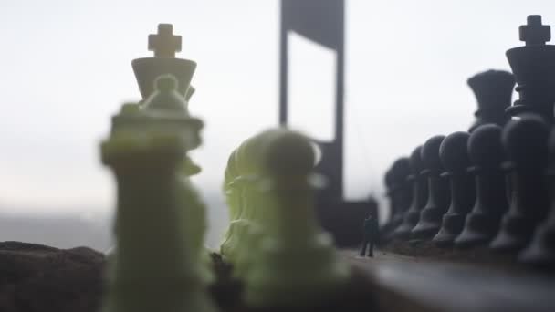 ビジネスのアイデアや競争と戦略のアイデアのチェスボードゲームの概念。霧の背景上のチェス盤上のチェスの数字。選択的フォーカス - 映像、動画