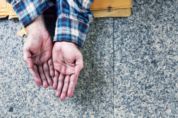 Detail ruční bezdomovec muž a přání peníze od lidí, na pěší ulici. - Fotografie, Obrázek