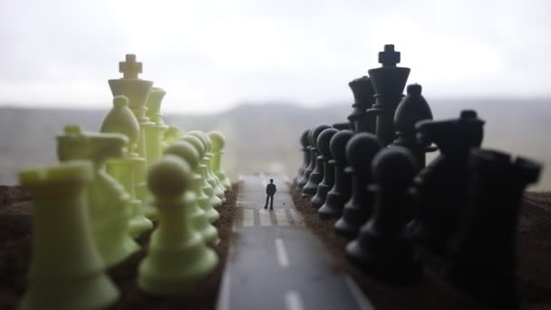 Schachbrettspiel-Konzept von Geschäftsideen und Wettbewerbsideen und Strategieideen. Schachfiguren auf einem Schachbrett auf Nebelhintergrund. Selektiver Fokus - Filmmaterial, Video