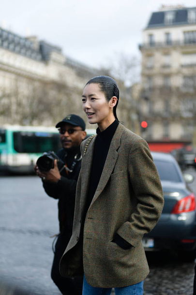 La modelo china Liu Wen sale después del desfile de moda Haider Ackermann durante la Semana de la Moda de París Ropa de mujer Otoño / Invierno 2019 / 2020 en París, Francia, 2 de marzo de 2019
. - Foto, imagen