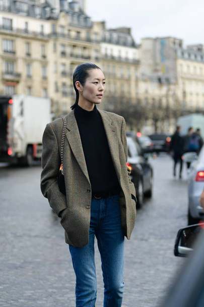 Chiński model Liu Wen pozostawia po podczas Paris Fashion tydzień Odzież damska jesień/zima 2019-2020 w Paryż, Francja, 2 marca 2019 pokaz mody Haider Ackermann. - Zdjęcie, obraz