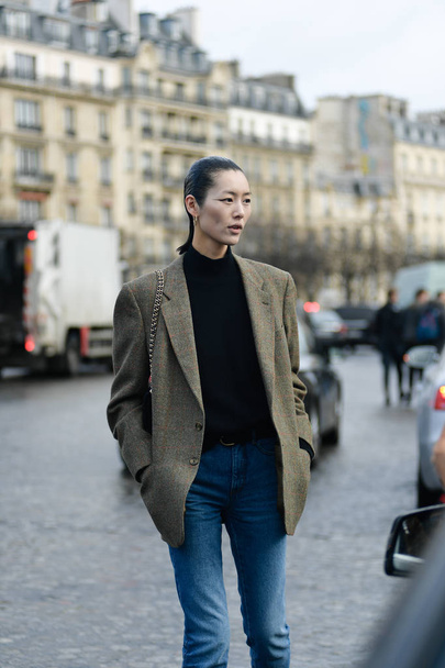 La modelo china Liu Wen sale después del desfile de moda Haider Ackermann durante la Semana de la Moda de París Ropa de mujer Otoño / Invierno 2019 / 2020 en París, Francia, 2 de marzo de 2019
. - Foto, imagen