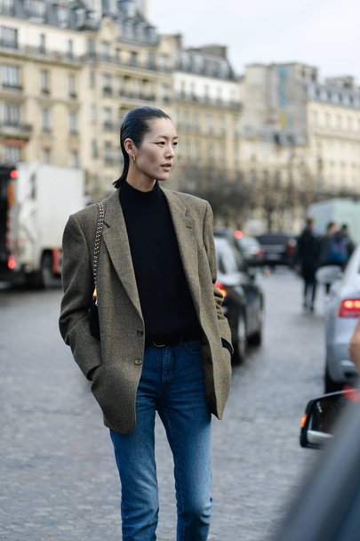 La modelo china Liu Wen sale después del desfile de moda Haider Ackermann durante la Semana de la Moda de París Ropa de mujer Otoño / Invierno 2019 / 2020 en París, Francia, 2 de marzo de 2019
. - Foto, Imagen