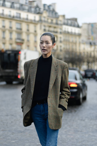Chinese model Liu Wen leaves after the Haider Ackermann fashion show during Paris Fashion Week Womenswear Fall/Winter 2019/2020 in Paris, France, 2 March 2019. - Foto, afbeelding