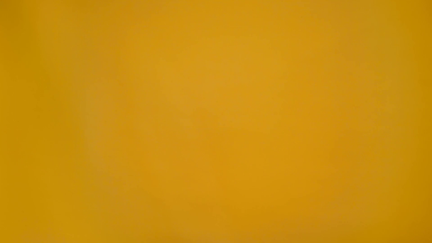 adam sarı izole işareti yukarı gösterilen kırpılmış görünümünü - Video, Çekim
