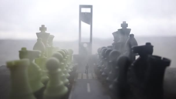ビジネスのアイデアや競争と戦略のアイデアのチェスボードゲームの概念。霧の背景上のチェス盤上のチェスの数字。選択的フォーカス - 映像、動画